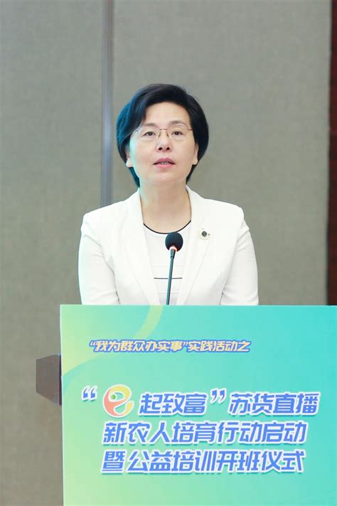 '设置'中的应用管理界面展示着可禁用或卸载的内置App列表