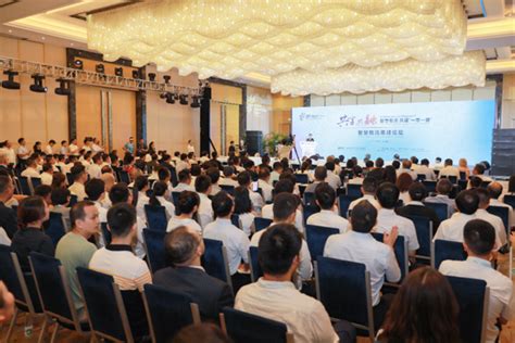 (配图1)参与者们在《银翼杀手》主题的秘密影院场景中互动探索未来都市街头