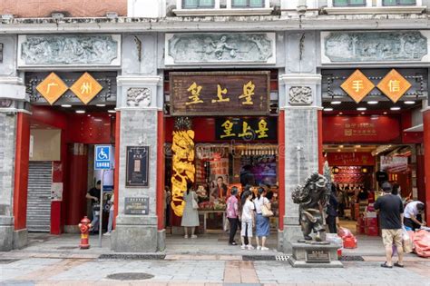 车厢里的独处时光:现代妻子们在路上的自我修复与角色转换