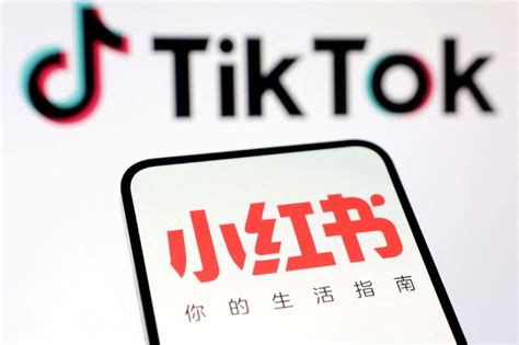 在都市通勤与家庭责任间穿梭的「车上人妻」:一个被忽视的日常场景