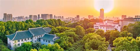 不同材质面料样本对比以及正确手洗晾晒内衣的示意图