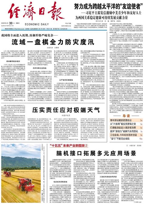 两个分隔两地的朋友通过手机语音连线，各自在看书和做手工，展示“CC一起”的日常陪伴场景。