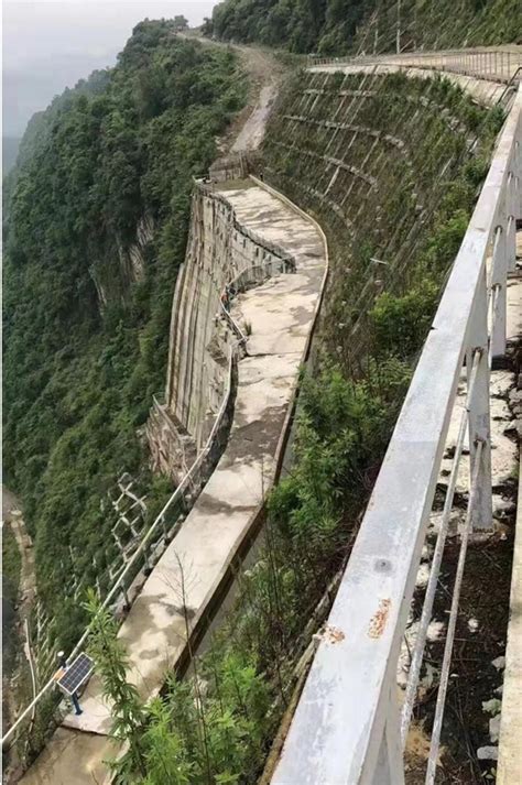 示意图:一个布满各种图标和弹窗的杂乱电脑浏览器界面