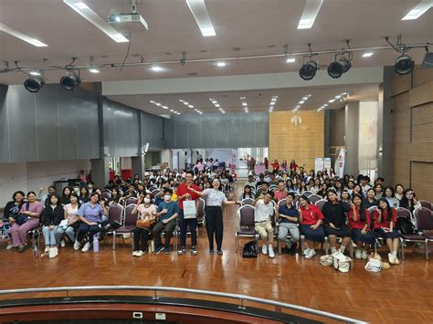 示意图展示Ccom在不同场景（如书籍、屏幕、文档）中的出现
