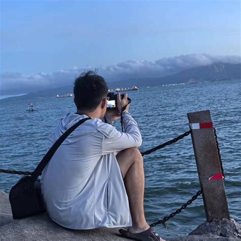 手机或电脑屏幕上显示《砰砰砰》剧集播放界面，周围有不同视频平台的图标