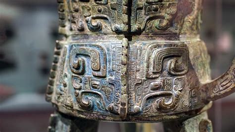 图表展示风险管理策略的核心步骤：识别、评估、应对、监控