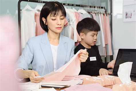揭秘「车上人妻」的车内世界:不仅是交通工具,更是情绪缓冲带