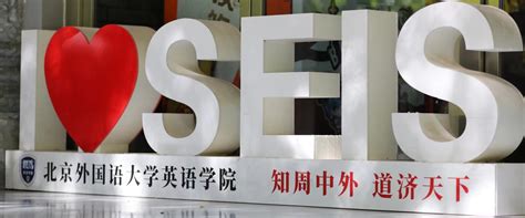象征平衡与选择的图片，如书籍、耳机、茶杯与手机并置