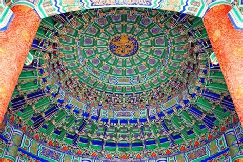 一个充满柔和色彩和兔子、水流、车辆抽象线条的创意插画,背景有模糊的网页窗口轮廓 一个充满柔和色彩和兔子、水流、车辆抽象线条的创意插画,背景有模糊的网页窗口轮廓