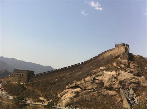 一个卡通人物正全神贯注地盯着电脑屏幕，手在键盘鼠标上快速操作，背景有夸张的汗滴和速度线，形象化表现‘很很的撸’状态。