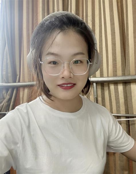 一个人在沙发上用笔记本电脑浏览影视网站的示意图
