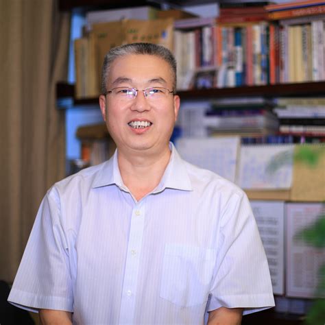 一个天平一端放着‘家庭’另一端放着‘自我’示意平衡压力的概念图