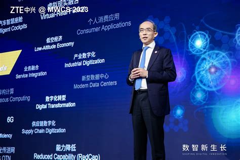 一块虚拟显示屏上显示着绿色的‘WWW’字样,背景有模糊的城市网络线条