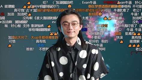 影片截图：一位日本陶艺家正在工作室中，同时面对传统的陶轮和现代的电脑设计图