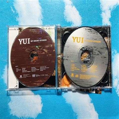 一排代表不同时代的媒体：电影胶片、录像带、DVD光盘和智能手机屏幕，象征成人电影载体的演变。