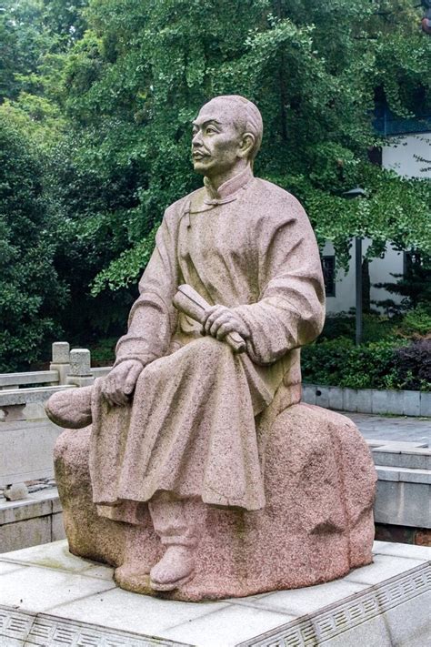 一张示意图,显示一个人正在查阅一份标有‘索引’和‘解析’的文档,旁边有思考的灯泡图标 一张示意图,显示一个人正在查阅一份标有‘索引’和‘解析’的文档,旁边有思考的灯泡图标