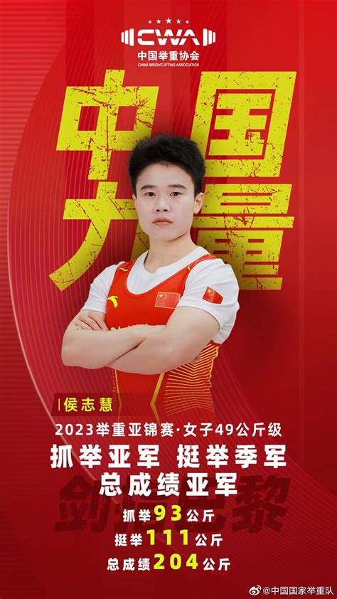 展示亚洲传统艺术品（如瓷器、绘画）与数字色卡并置的图片，体现传统与现代色彩的连接